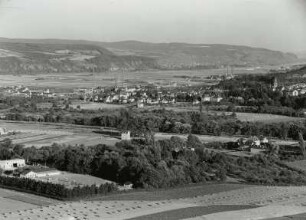Sinzig, Ortsansicht : Sinzig. Ortsansicht mit Peterskirche, nach Südosten. Blick nach Südosten über das Rheintal gegen die sogenannte "Goldene Meile" (Westerwald)