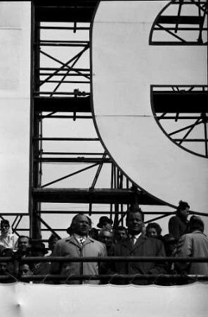 Berlin: Willy Brandt und Bundestagspräsident Gerstenmaier auf der Tribüne, von unten