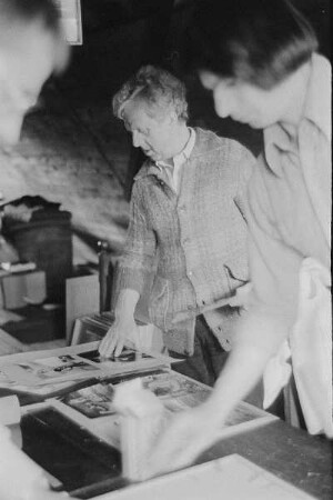 Höfgen. Akt-Pleinair 1979. Günter Rössler bei der Ausstellungsvorbereitung