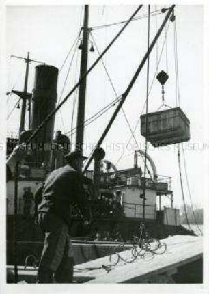 Beladen eines sowjetischen Handelsschiffes im Rostocker Hafen