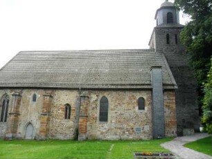 Ansicht von Norden mit Kirche (spätromanisch) über Traufseite (Rechteckchor und Langhaus gotisch überarbeitet)