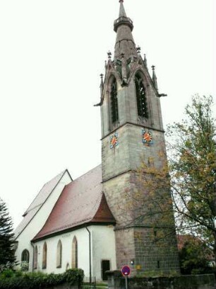 Kirche von Nordwesten mit Kirchturm (Gotischer Neubau 1439 - Glockenstube 1880 erneuert) und Langhaus (im Kern 12 Jh) sowie Spätgotischem Hochchor (bis 1510 erbaut) in Übersicht