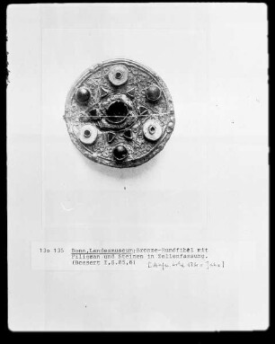 Bronze-Rundfibel mit Filigran und Steinen in Zellenfassung