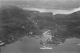 Luftbildaufnahme einer Stadt : Stadt am Ufer eines Gewässers.