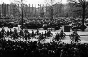 Berlin: Aufmarsch zur Führerparade, Lustgarten