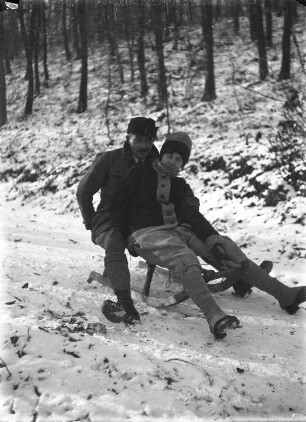 Harz. Paar aus der Familie Knochenhauer auf einem Schlitten