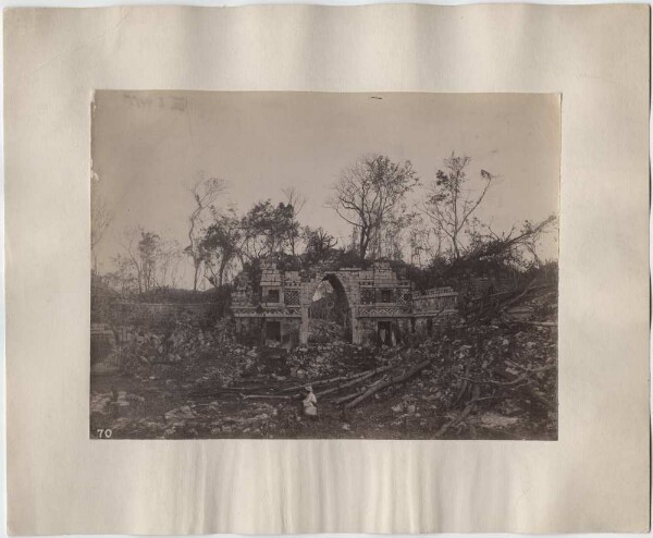 Arc de la porte. "Porte du bâtiment en ruine à l'ouest" de la ville en ruines.