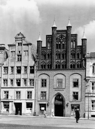 Stralsund-Altstadt, Alter Markt 6/5. Wohnhäuser (1357 [Nr. 6], vor 1358 [Nr. 5]. Straßenfront