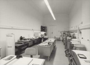 Sächsische Landesbibliothek - Staats- und Universitätsbibliothek Dresden. Außenstelle Deutsche Fotothek. Erdgeschoss. Referat Fotowerkstatt, Trockenraum mit Chemielager : Dresden-Neustadt, Bautzner Straße 19. Sächsische Landesbibliothek - Staats- und Universitätsbibliothek Dresden. Außenstelle Deutsche Fotothek. Erdgeschoss. Referat Fotowerkstatt, Trockenraum mit Chemielager