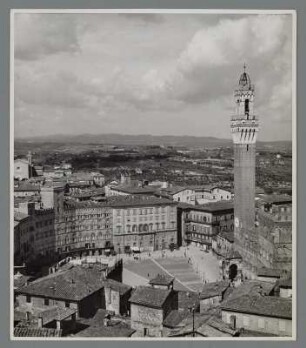 Blick auf die Piazza del Campo mit dem Palazzo Pubblico, Siena, Toskana