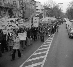 Demonstration von Studenten und Studentinnen der Karlsruher und Pforzheimer Hochschulen gegen Ersatzgelder und für mehr Studienzuschuss