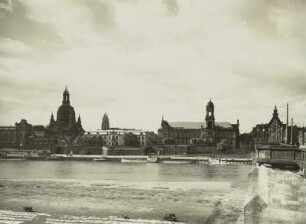 Dresden, Blick über die Augustusbrücke zur Altstadt : Dresden, Blick von der Augustusbrücke auf Terrassenufer und Altstadt mit Elbdampfern
