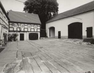 Bauernhof (ehem. Vierseithof) : Bauernhof (ehem. Vierseithof, 1. H. 19. Jh.). Auszüglerhaus und Durchfahrtscheune