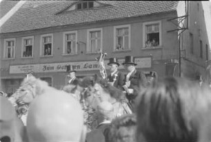 Osterreiter in Wittichenau. Osterritt in der Stadt. : Křižerjo w Kulowje. Procesion přez město.