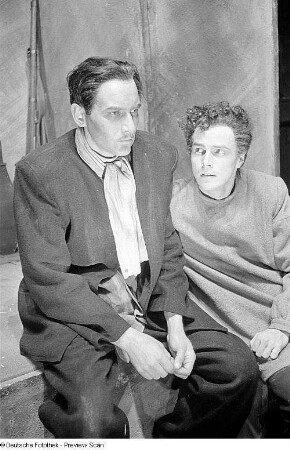 Szenenbilder aus dem Stück "Die Gewehre der Frau Carrar" von Bertolt Brecht am Hebbel-Theater Berlin
