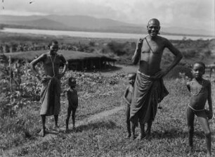 Familienportrait : Portrait einer Familie. Im Hintergrund der Lake Balangida