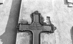 Boxberg/O.L.-Nochten. Kirche, Außenwand, Grabkreuz, Detail (gefertigt im Hammerwerk Boxberg?)