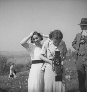 Betriebsausflug der Sächsischen Landesbildstelle zum Schwartenberg über Freiberg. Mitarbeiter mit Angehörigen auf dem Schwartenberg. Gruppenporträt mit zwei jungen Frauen (eine beim Fotografieren) und einem Mann mit umgehängtem Fotoapparat