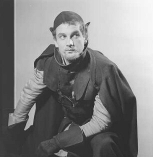 Szenenbilder aus dem Drama "Die Verschwörung des Fiesco zu Genua" von Friedrich Schiller im Theater am Schiffbauerdamm Berlin : Rollenporträt von Hans Rüdiger Renn als Fiesco