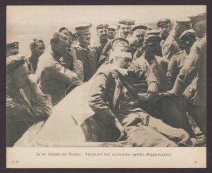 Zu den Kämpfen um Soissons. Abtransport eines verwundeten englischen Flugzeugbegleiters.