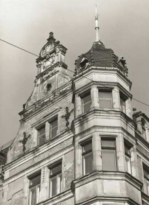 Dresden-Neustadt, Pulsnitzer Straße 1 / Ecke Martin-Luther-Platz. Wohnhaus mit Läden (1895). Giebel und Eckerker mit Turm (3. und 4. Obergeschoß)