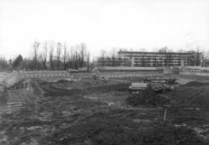 Baustelle Sächsische Landesbibliothek - Staats- und Universitätsbibliothek Dresden, Zentralbibliothek. Herstellen der Verpressanker für den Trägerwandverbau. Blick zum Bürogebäude Zellescher Weg 17 : Dresden-Räcknitz, Zellescher Weg 18. Baustelle Sächsische Landesbibliothek - Staats- und Universitätsbibliothek Dresden, Zentralbibliothek. Herstellen der Verpressanker für den Trägerwandverbau. Blick zum Bürogebäude Zellescher Weg 17
