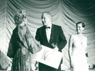 IFF 1975. Stuart Cooper Großbritannien, Claudia Cardinale. Overlord. [links Sylvia Syms]
