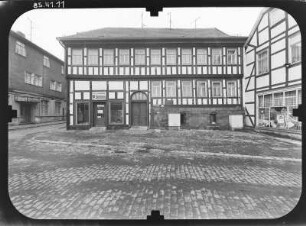 Nordhausen, Barfüßerstraße. Wohnhaus mit Laden. Straßenfront