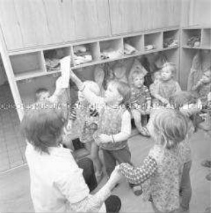 Kinder der Kinderkombination Karl-Marx-Stadt im Ankleideraum