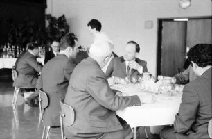 Freiburg: Weinbauinstitut; Weinprämierung 1970/1971, Tisch