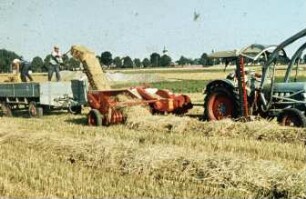 Fotografie: Erntetechnik, Ballenpresse, Hochdruckpresse, Zweiachsanhänger, Arbeitsplatz, Arbeitskraft