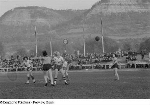 Handballspielerinnen bei einem Spiel auf dem Feld der Sportschule