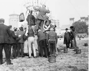 Eine Fahrt im Luftballon : Dresden-Reick. Eine Fahrt im Luftballon. Das Anknebeln des Korbes am Ballonring