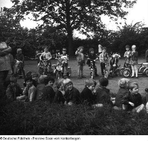 Kindergärten und Krippen; Spielplatzanlage Toeplerstraße, Holbeinstraße, Blasewitzer Straße, Schulkinder verlassen Kindergarten, Meußlitzer Straße Kinderkrippe, Kleine Friedensfahrt Kindergarten Toeplerstraße, Dinglingerstraße, Dürerstraße