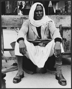 Mann in Marokko : Portrait eines sitzenden Mannes in Marokko.