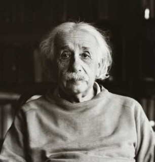 Der Physiker Albert Einstein in seinem Haus in Princeton