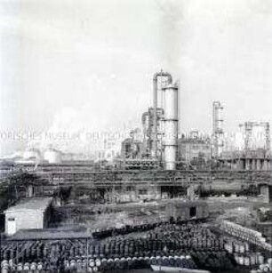Blick auf das Industriegelände des VEB Leuna-Werke "Walter Ulbricht"