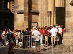 Touristen am Eingang zum St. Veits-Dom auf dem Hradschin
