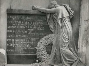 Grabmal für Karel Mattuš : Vosmík, Čeněk: Grabmal für Karel Mattuš. Sandstein, Dioritplatte (?). Prag-Vyšehrad, Friedhof Vyšehrad