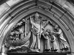 Tympanon mit Heiligem Nikolaus : Tympanon mit Heiligem Nikolaus. Sandstein (um 1320). Worms, Dom Sankt Peter, Portal der Nikolauskapelle