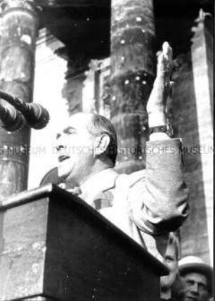 Ernst Reuter während einer Rede an die Berliner vor der Reichstagsruine
