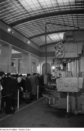 Besucher vor einer Maschine im chinesischen Pavillon