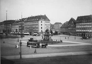 Dresden-Neustadt. Neustädter Markt mit Reiterdenkmal Augusts des Starken. Blick nach Nordost in die Hauptstraße und in die Kasernenstraße