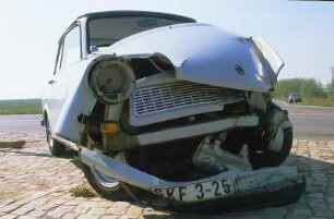 Weimar. Verunfallter PKW Trabant am Straßenrand