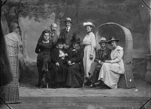 Im Atelier des Fotografen. Familie Beckmann in Strandstaffage