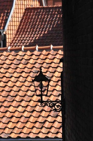 Quedlinburg - Straßenlaterne : Ziegeldächer mit einer Straßenlaterne. Aufgenommen am 20. Juli 2012 in Quedlinburg