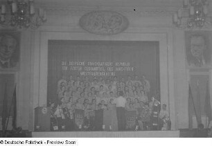 Chor und Orchester vom Kulturensemble Reichsbahn Leipzig "Roman Chwalek" bei einem Auftritt