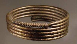 Armring: sechsfach gewickelter Draht, das Ende spiralförmig um letzte Windung gelegt