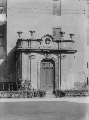 Portal (wohl 1701/1800) mit Sandsteinvasen und Merkur-Büste
