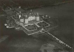 Moritzburg. Schloss Moritzburg (1723-1733; M. D. Pöppelmann). Luftbild-Schrägaufnahme von Südwest